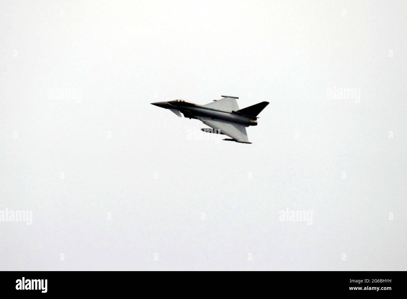 ODESA, UKRAINE - 4. JULI 2021 - EIN Sukhoi Su-25 Düsenjäger wird am Himmel als Teil eines Flugzeugs während der Parade am Tag der Marinekräfte, O, gesehen Stockfoto