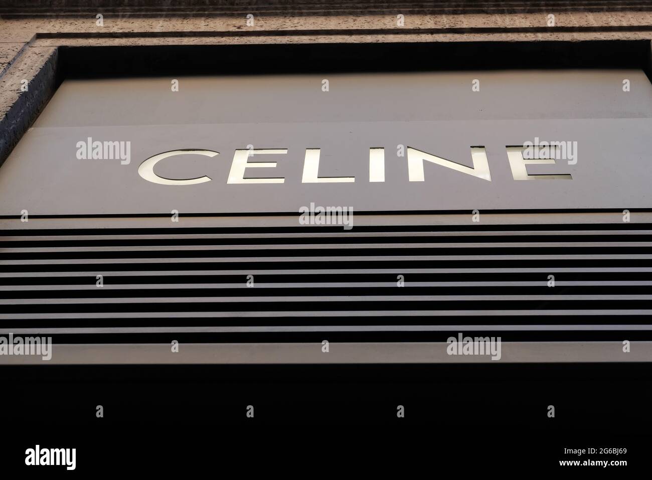 DAS ZEICHEN VON CELINE AN DER WAND DER BOUTIQUE Stockfoto