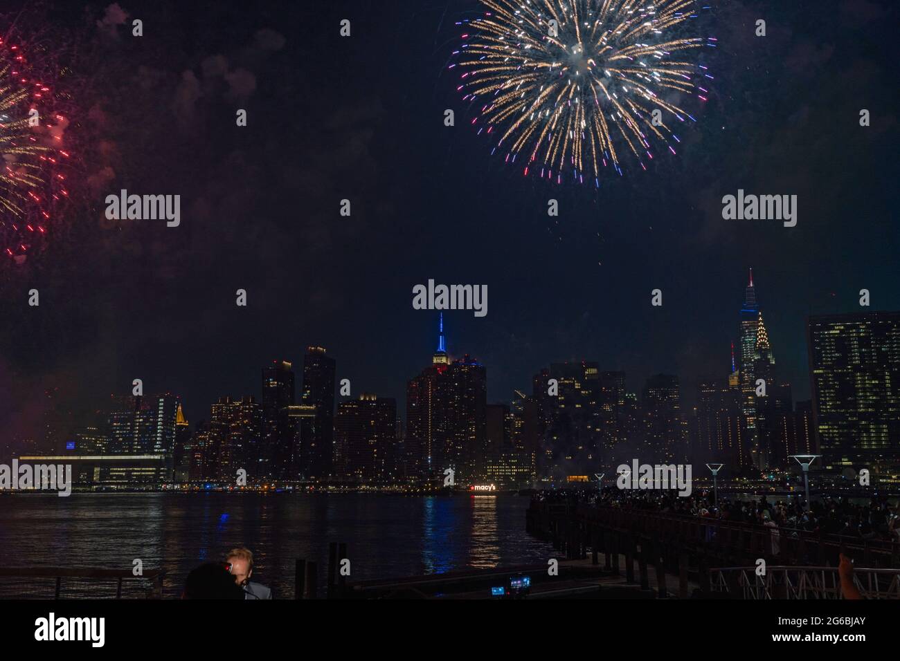NEW YORK, NY - JULI 04: Während der 45. Jährlichen Macy's Feuerwerksvorstellung am 4. Juli, die die Skyline von Manhattan am Gantry State Plaza in Long Island City am 4. Juli 2021 im Stadtteil Queens von New York City überragt, explodieren Feuerwerke über dem East River. Als Beweis für die Verbesserung der Stadt gegenüber COVID-19 war die diesjährige Feier mit einer Laufzeit von 25 Minuten größer und länger als in den Vorjahren geplant. Aufgrund der Coronavirus-Pandemie des vergangenen Jahres wurde das Feuerwerk über vier Nächte und mehrere Bezirke verteilt, um Versammlungen zu begrenzen und die Ausbreitung zu verlangsamen. Kredit: Ron Adar/Ala Stockfoto