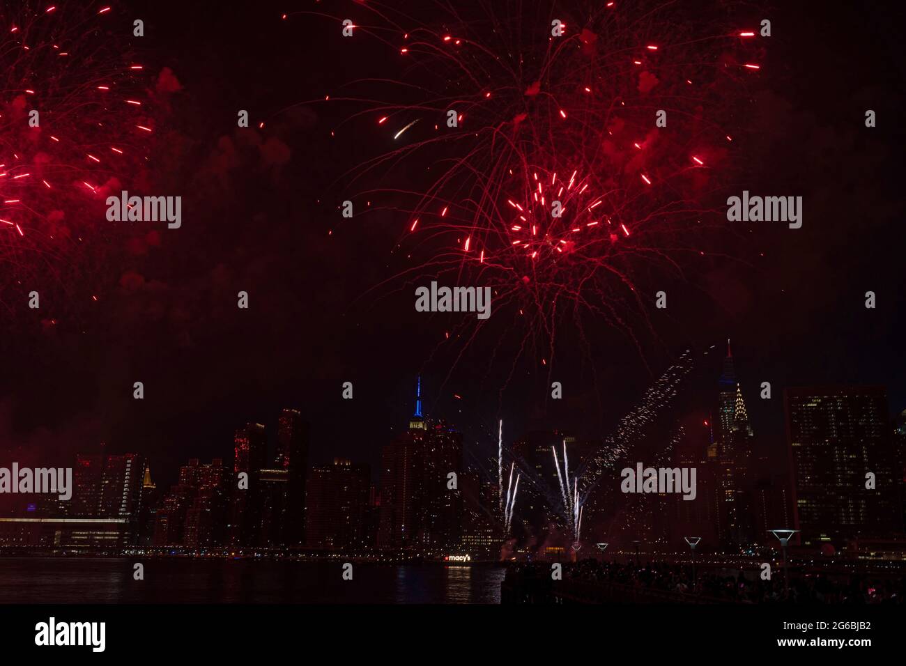 NEW YORK, NY - JULI 04: Während der 45. Jährlichen Macy's Feuerwerksvorstellung am 4. Juli, die die Skyline von Manhattan am Gantry State Plaza in Long Island City am 4. Juli 2021 im Stadtteil Queens von New York City überragt, explodieren Feuerwerke über dem East River. Als Beweis für die Verbesserung der Stadt gegenüber COVID-19 war die diesjährige Feier mit einer Laufzeit von 25 Minuten größer und länger als in den Vorjahren geplant. Aufgrund der Coronavirus-Pandemie des vergangenen Jahres wurde das Feuerwerk über vier Nächte und mehrere Bezirke verteilt, um Versammlungen zu begrenzen und die Ausbreitung zu verlangsamen. Kredit: Ron Adar/Ala Stockfoto