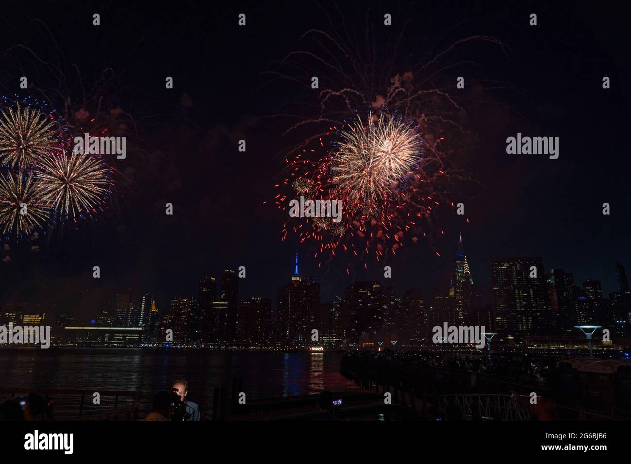 NEW YORK, NY - JULI 04: Während der 45. Jährlichen Macy's Feuerwerksvorstellung am 4. Juli, die die Skyline von Manhattan am Gantry State Plaza in Long Island City am 4. Juli 2021 im Stadtteil Queens von New York City überragt, explodieren Feuerwerke über dem East River. Als Beweis für die Verbesserung der Stadt gegenüber COVID-19 war die diesjährige Feier mit einer Laufzeit von 25 Minuten größer und länger als in den Vorjahren geplant. Aufgrund der Coronavirus-Pandemie des vergangenen Jahres wurde das Feuerwerk über vier Nächte und mehrere Bezirke verteilt, um Versammlungen zu begrenzen und die Ausbreitung zu verlangsamen. Kredit: Ron Adar/Ala Stockfoto