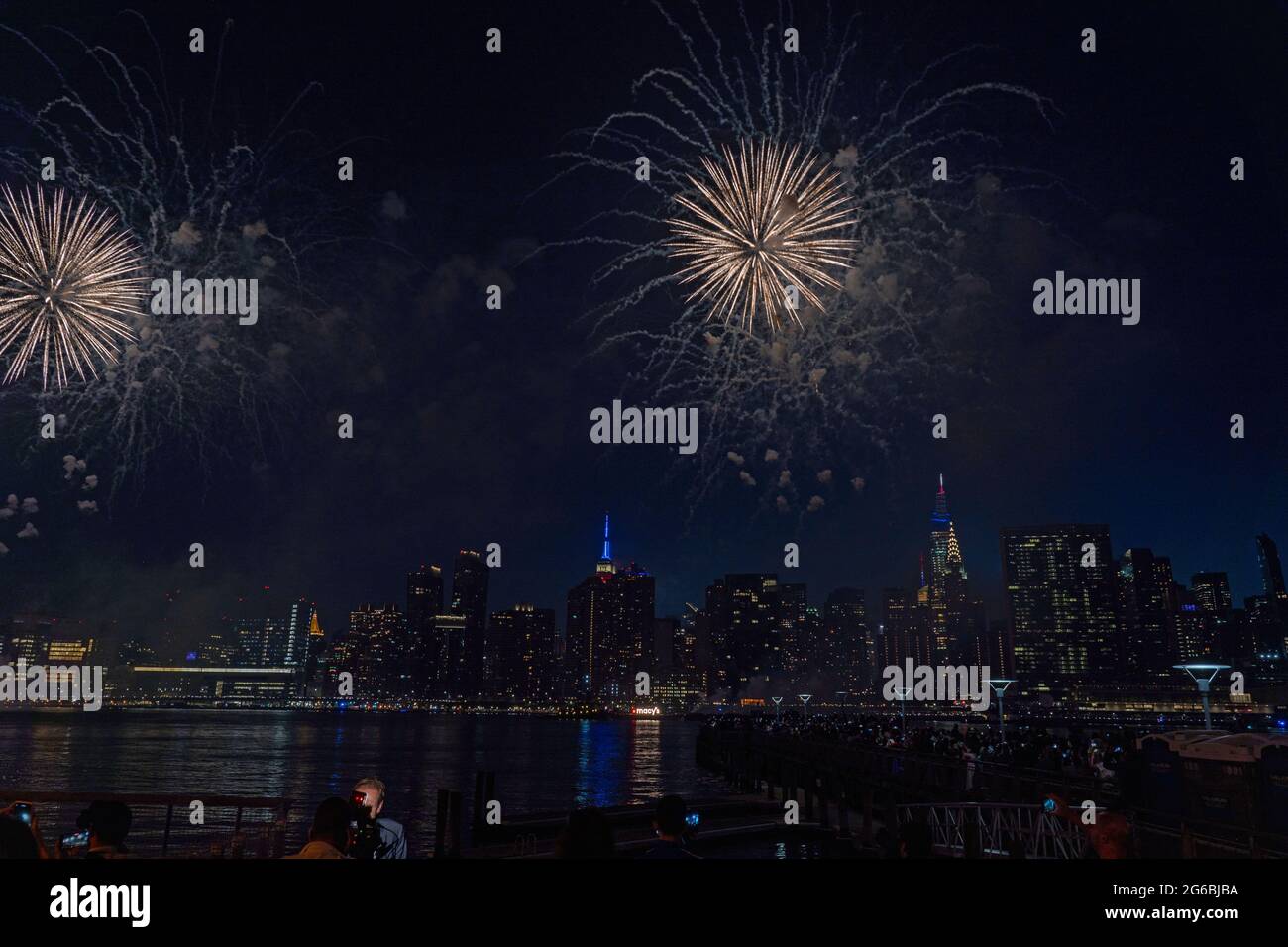 NEW YORK, NY - JULI 04: Während der 45. Jährlichen Macy's Feuerwerksvorstellung am 4. Juli, die die Skyline von Manhattan am Gantry State Plaza in Long Island City am 4. Juli 2021 im Stadtteil Queens von New York City überragt, explodieren Feuerwerke über dem East River. Als Beweis für die Verbesserung der Stadt gegenüber COVID-19 war die diesjährige Feier mit einer Laufzeit von 25 Minuten größer und länger als in den Vorjahren geplant. Aufgrund der Coronavirus-Pandemie des vergangenen Jahres wurde das Feuerwerk über vier Nächte und mehrere Bezirke verteilt, um Versammlungen zu begrenzen und die Ausbreitung zu verlangsamen. Kredit: Ron Adar/Ala Stockfoto