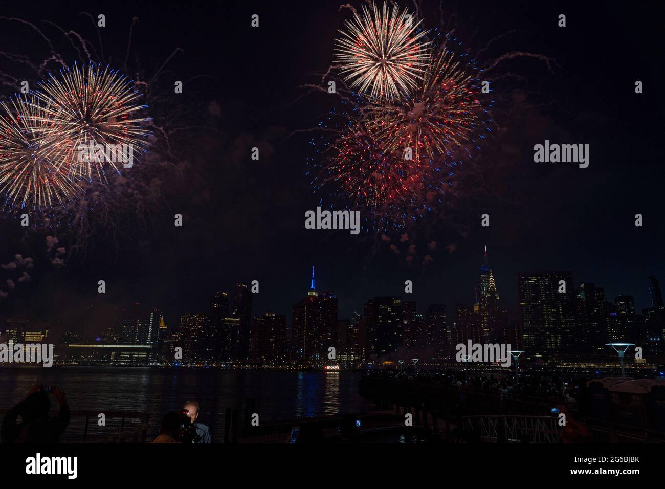 NEW YORK, NY - JULI 04: Während der 45. Jährlichen Macy's Feuerwerksvorstellung am 4. Juli, die die Skyline von Manhattan am Gantry State Plaza in Long Island City am 4. Juli 2021 im Stadtteil Queens von New York City überragt, explodieren Feuerwerke über dem East River. Als Beweis für die Verbesserung der Stadt gegenüber COVID-19 war die diesjährige Feier mit einer Laufzeit von 25 Minuten größer und länger als in den Vorjahren geplant. Aufgrund der Coronavirus-Pandemie des vergangenen Jahres wurde das Feuerwerk über vier Nächte und mehrere Bezirke verteilt, um Versammlungen zu begrenzen und die Ausbreitung zu verlangsamen. Kredit: Ron Adar/Ala Stockfoto