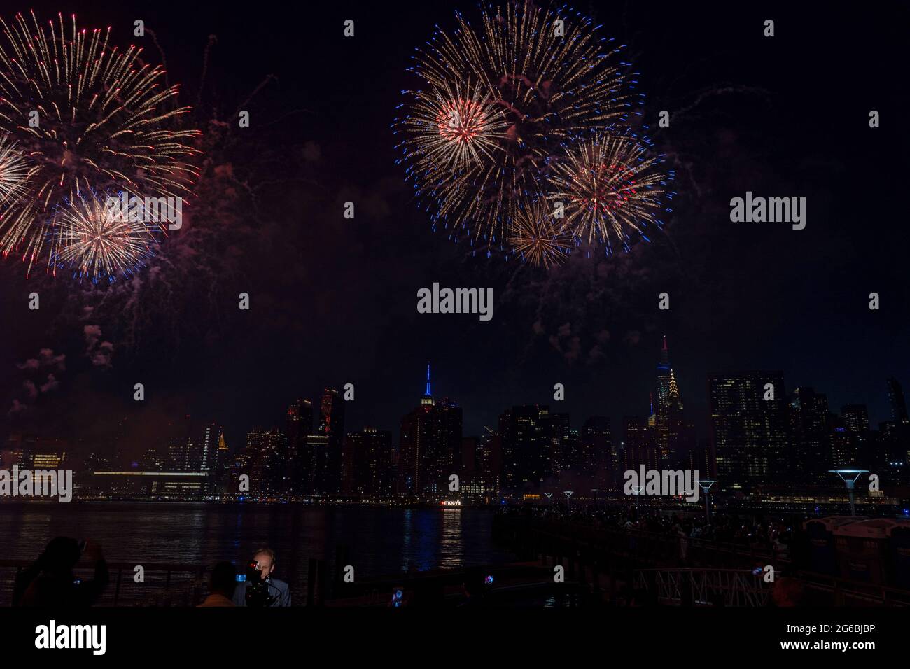 NEW YORK, NY - JULI 04: Während der 45. Jährlichen Macy's Feuerwerksvorstellung am 4. Juli, die die Skyline von Manhattan am Gantry State Plaza in Long Island City am 4. Juli 2021 im Stadtteil Queens von New York City überragt, explodieren Feuerwerke über dem East River. Als Beweis für die Verbesserung der Stadt gegenüber COVID-19 war die diesjährige Feier mit einer Laufzeit von 25 Minuten größer und länger als in den Vorjahren geplant. Aufgrund der Coronavirus-Pandemie des vergangenen Jahres wurde das Feuerwerk über vier Nächte und mehrere Bezirke verteilt, um Versammlungen zu begrenzen und die Ausbreitung zu verlangsamen. Kredit: Ron Adar/Ala Stockfoto