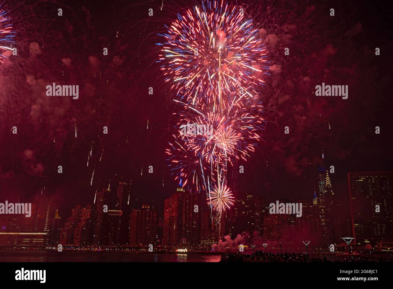 NEW YORK, NY - JULI 04: Während der 45. Jährlichen Macy's Feuerwerksvorstellung am 4. Juli, die die Skyline von Manhattan am Gantry State Plaza in Long Island City am 4. Juli 2021 im Stadtteil Queens von New York City überragt, explodieren Feuerwerke über dem East River. Als Beweis für die Verbesserung der Stadt gegenüber COVID-19 war die diesjährige Feier mit einer Laufzeit von 25 Minuten größer und länger als in den Vorjahren geplant. Aufgrund der Coronavirus-Pandemie des vergangenen Jahres wurde das Feuerwerk über vier Nächte und mehrere Bezirke verteilt, um Versammlungen zu begrenzen und die Ausbreitung zu verlangsamen. Kredit: Ron Adar/Ala Stockfoto