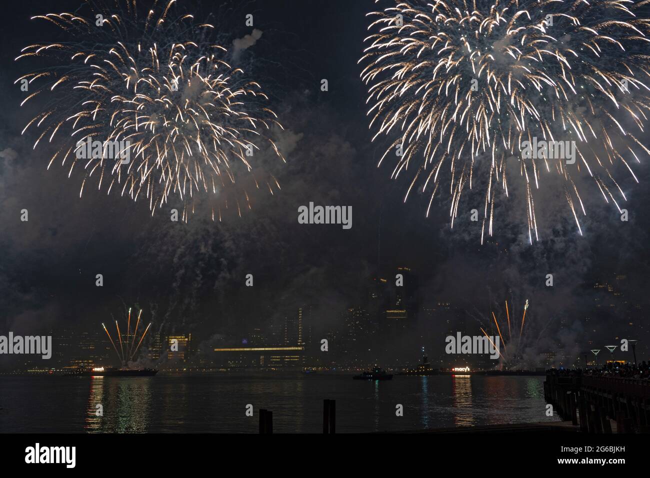 NEW YORK, NY - JULI 04: Während der 45. Jährlichen Macy's Feuerwerksvorstellung am 4. Juli, die die Skyline von Manhattan am Gantry State Plaza in Long Island City am 4. Juli 2021 im Stadtteil Queens von New York City überragt, explodieren Feuerwerke über dem East River. Als Beweis für die Verbesserung der Stadt gegenüber COVID-19 war die diesjährige Feier mit einer Laufzeit von 25 Minuten größer und länger als in den Vorjahren geplant. Aufgrund der Coronavirus-Pandemie des vergangenen Jahres wurde das Feuerwerk über vier Nächte und mehrere Bezirke verteilt, um Versammlungen zu begrenzen und die Ausbreitung zu verlangsamen. Kredit: Ron Adar/Ala Stockfoto