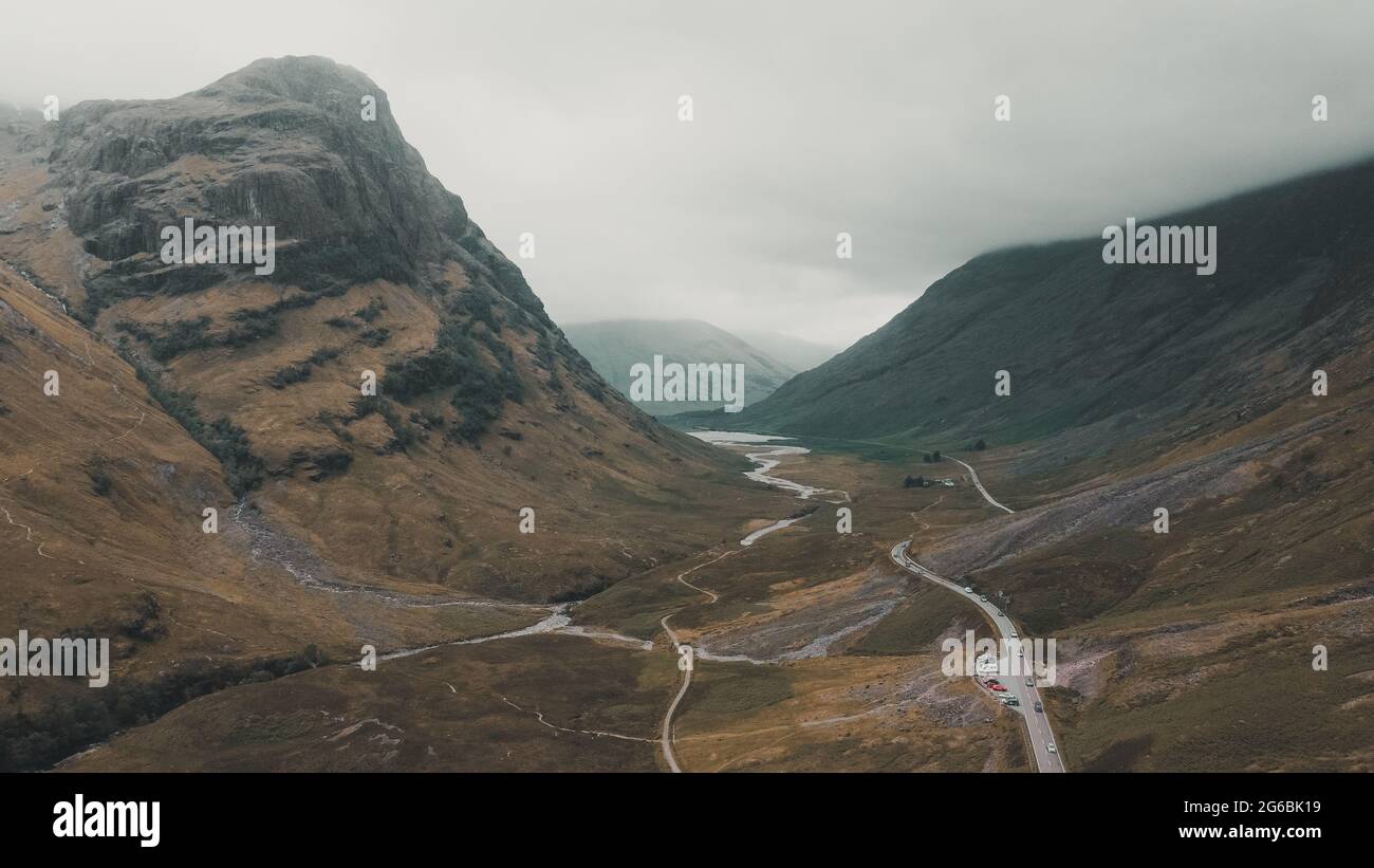 Luftaufnahme von Glen Coe, neben den Three Sisters of Glencoe. Absolut atemberaubende Lage an der berühmten A82 Route durch die schottischen Highlands. Stockfoto