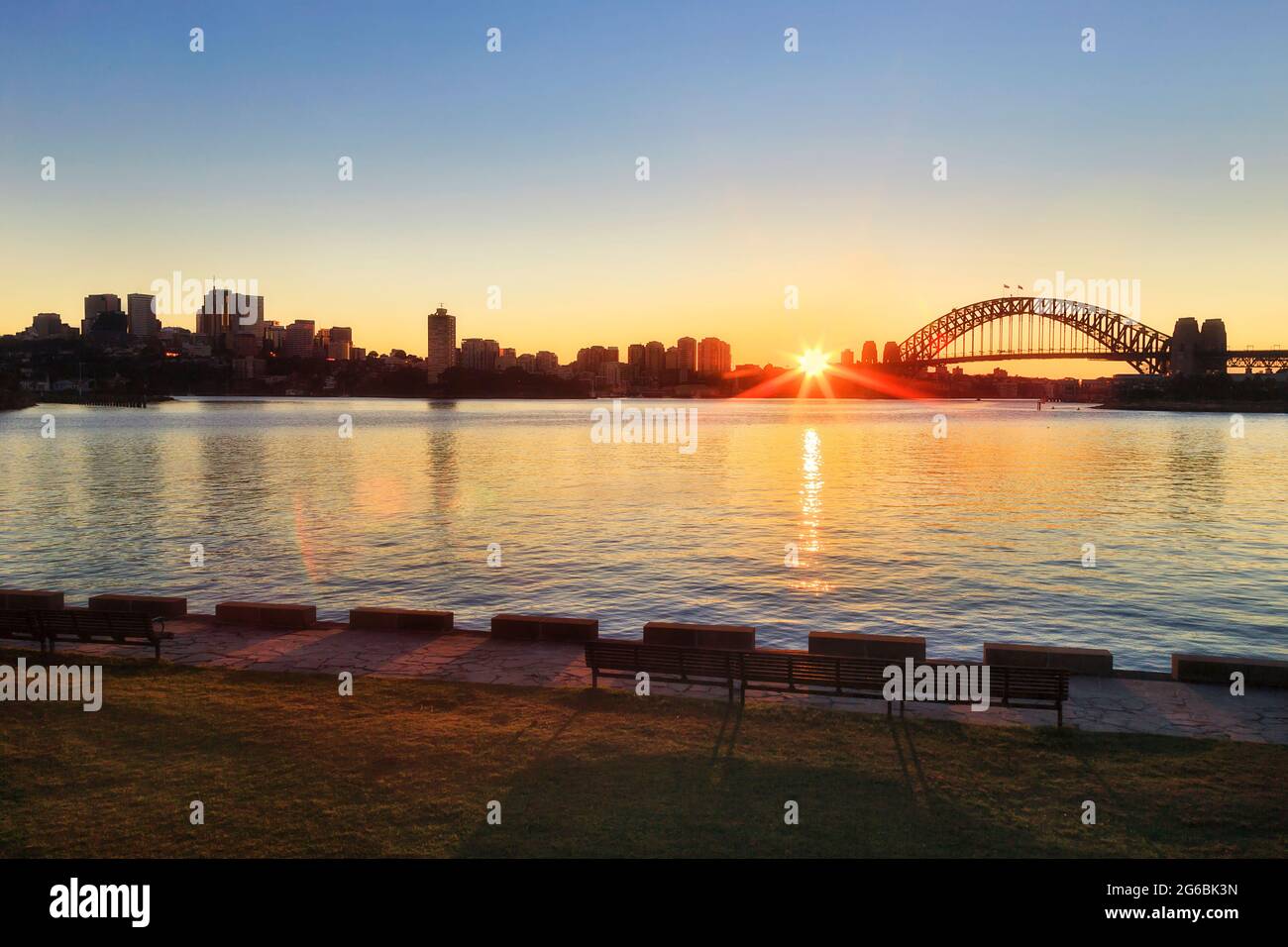 Kontrastieren Sie die Skyline der Wahrzeichen Sydneys bei Sonnenaufgang über dem Hafen von North Sydney Shore bis CBD. Stockfoto