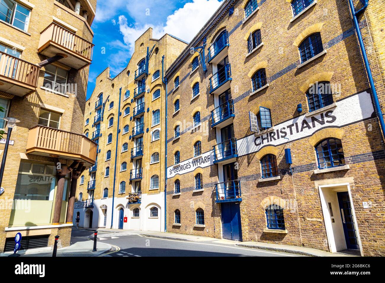 Umgebautes Lagerhaus in St Georges Wharf, Shade Thames, London, Großbritannien Stockfoto