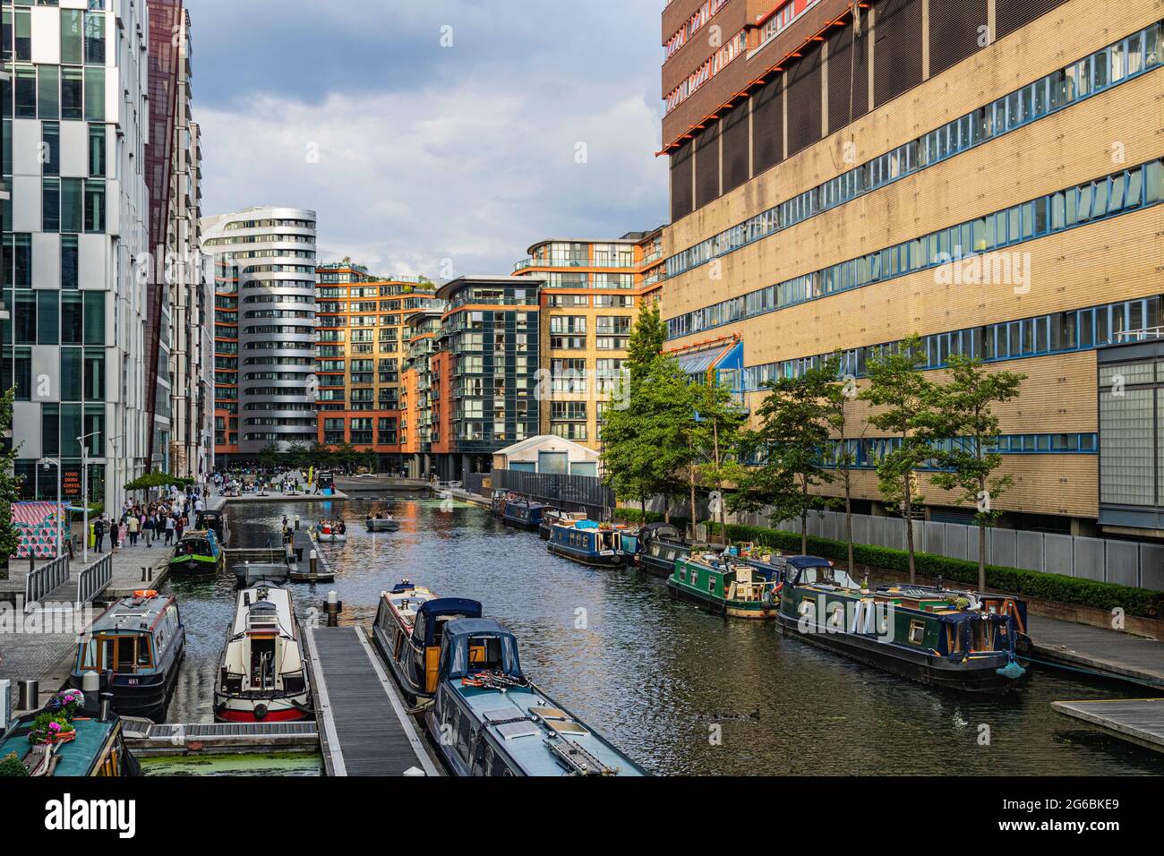 Farbenfrohe, actionreiche Aussicht auf ein geschäftiges Paddington Basin mit festgetäuten Bargen Happy People und zeitgenössischen Gebäuden #2. Stockfoto