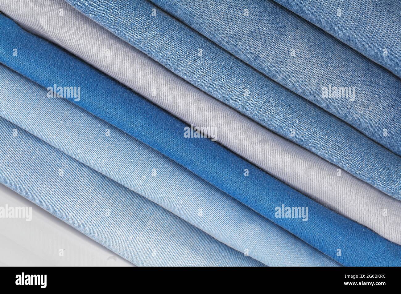 Jeans aus verschiedenen Stoffen liegen in einem Flor auf weißem  Hintergrund, isolieren Stockfotografie - Alamy