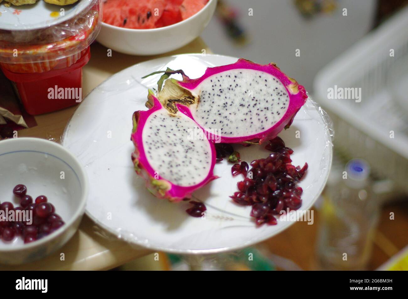 Pitaya auf weißem Teller Stockfoto