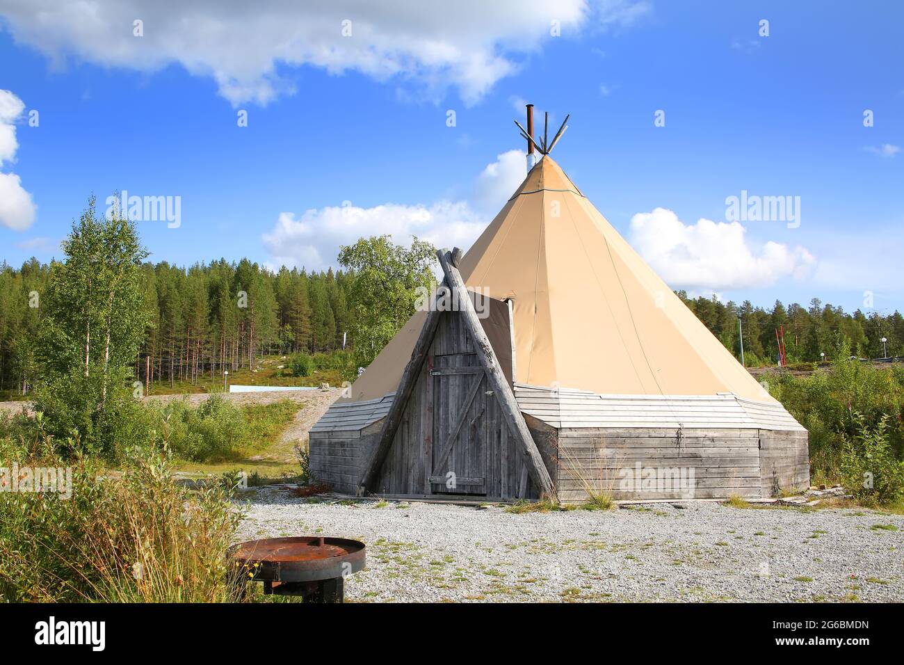 Das Zelt ist in einer wunderschönen Landschaft im Polarkreis in der Nähe von Polcirkeln, Nordschweden, Skandinavien, aufgestellt. Stockfoto