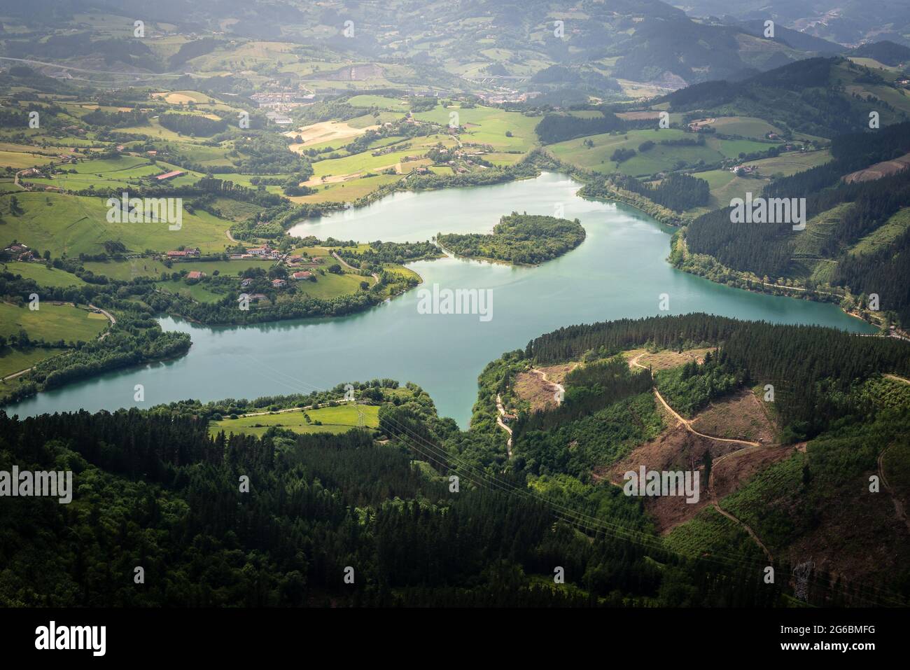 Urkulu Reservoir, aus Orkatzategi Berg, Guipúzcoa, Spanien Stockfoto