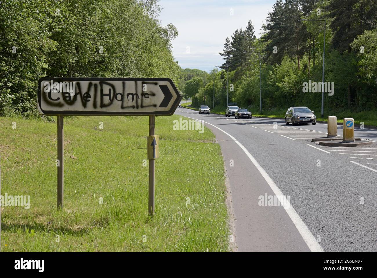 Covid Lies Spray, gemalt auf einem Straßenschild zu einem Pflegehaus in Ironbridge, in der Nähe von Telford UK, von Covid Deniers, Juni 2021 Stockfoto
