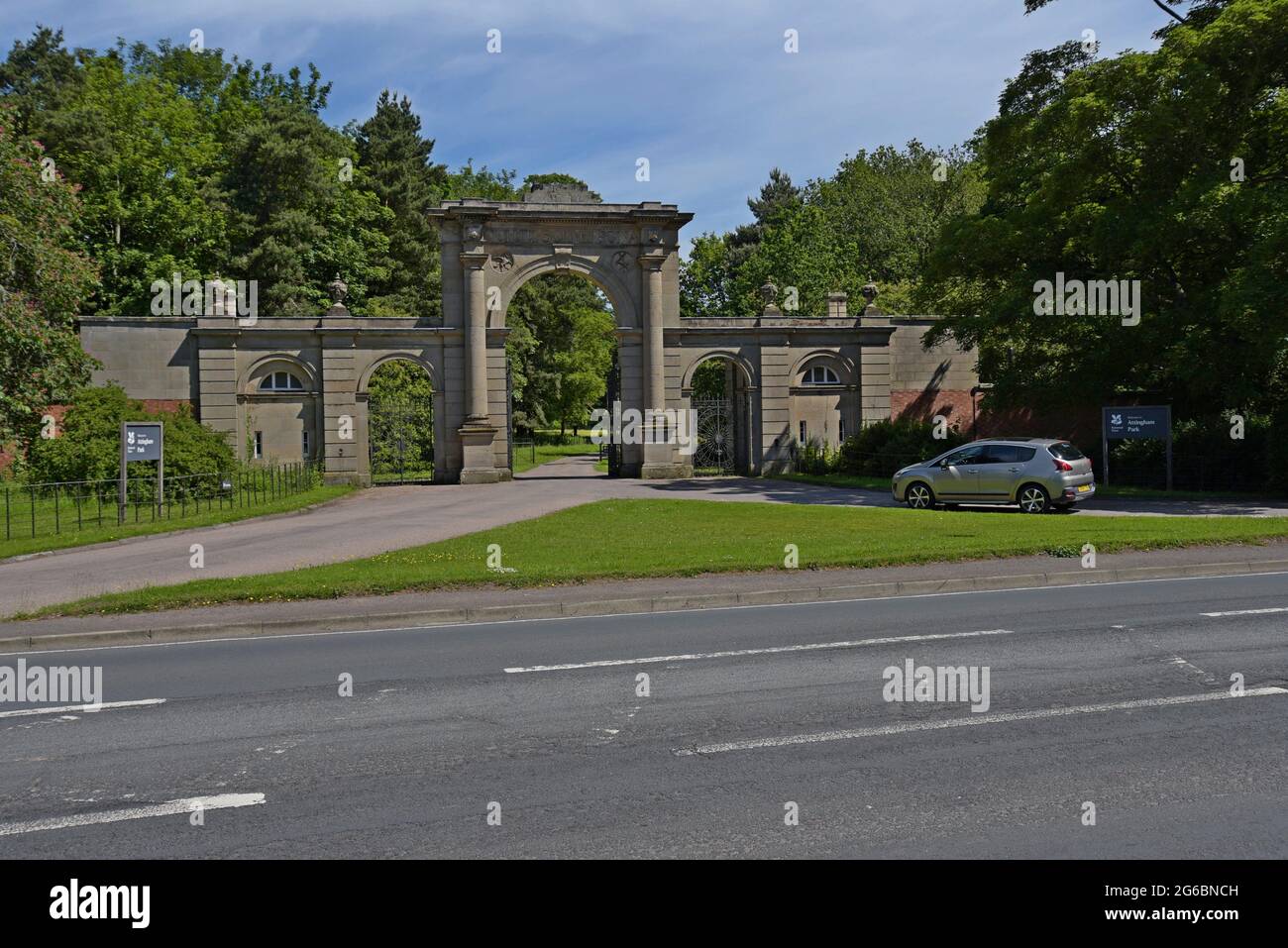 Der Haupteingang Torbogen Struktur Attingham Park Anwesen in Shropshire. Das Hotel liegt in der Nähe des Dorfes Atcham, Shrewsbury Stockfoto