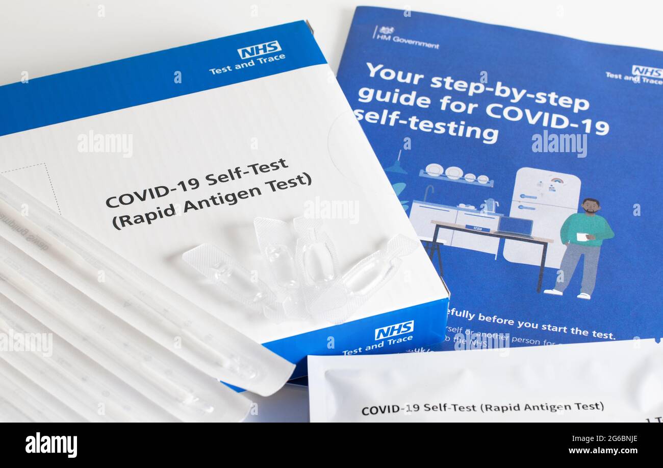 London / Großbritannien - 2. Juli 2021 - Covid-19 Antigen Testkit und Anweisungen. NHS-Selbsttestkit für Coronavirus Stockfoto