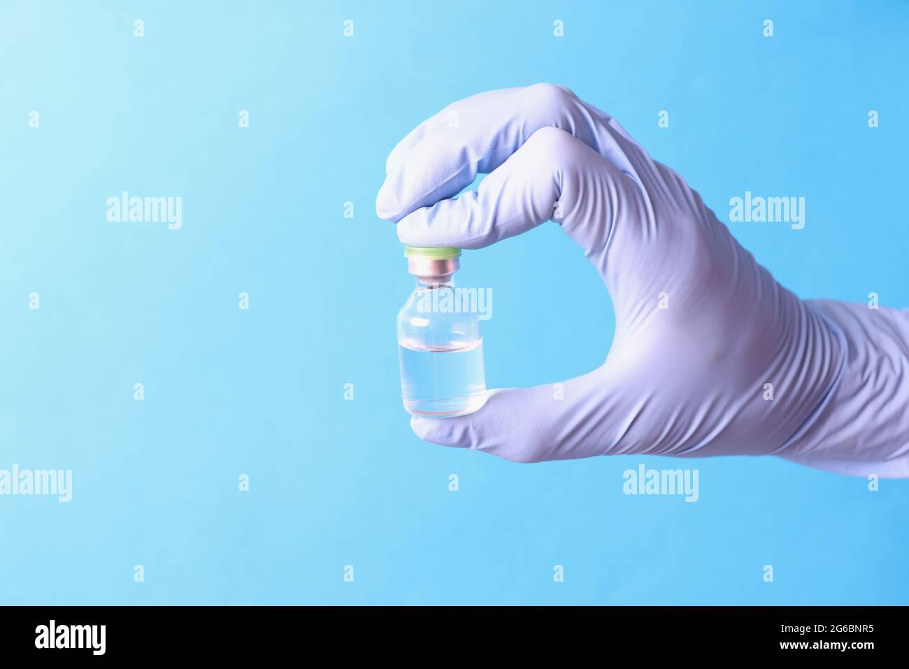 Arzt hält Glasampulle mit Medizin in Gummihandschuhen Nahaufnahme Stockfoto