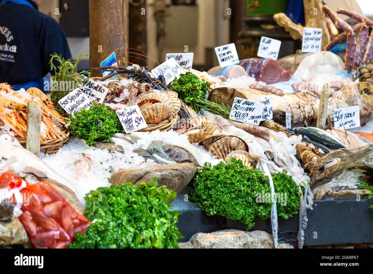 Meeresfrüchte und Fisch am Stand der Furness Fish Markets am Borough Market, London Bridge, London, Großbritannien Stockfoto
