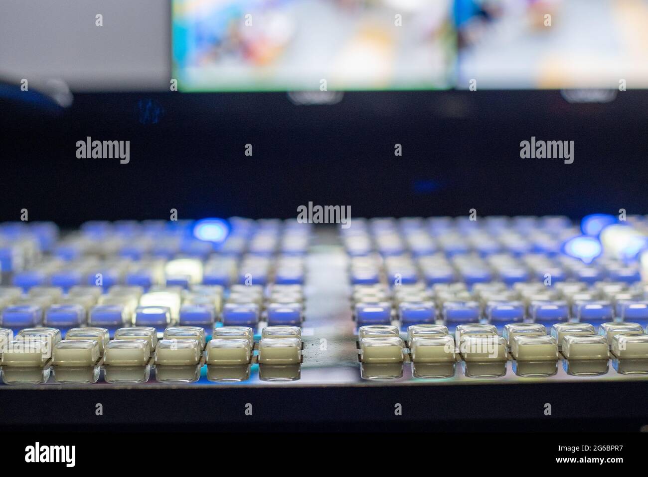 Selektive Fokusaufnahme von TV-Sender und Multivview Stockfoto