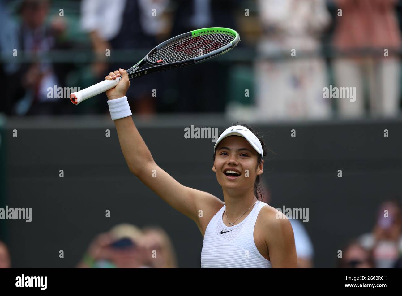 London, Großbritannien. Juli 2021. Emma Raducanu feiert den Sieg über Sorana Cirstea in der dritten Runde. Guthaben Für Wimbledon Day Six: Paul Marriott/Alamy Live News Stockfoto London, Großbritannien. Juli 2021. Emma Raducanu feiert den Sieg über Sorana Cirstea in der dritten Runde. Guthaben Für Wimbledon Day Six: Paul Marriott/Alamy Live News Stockfoto