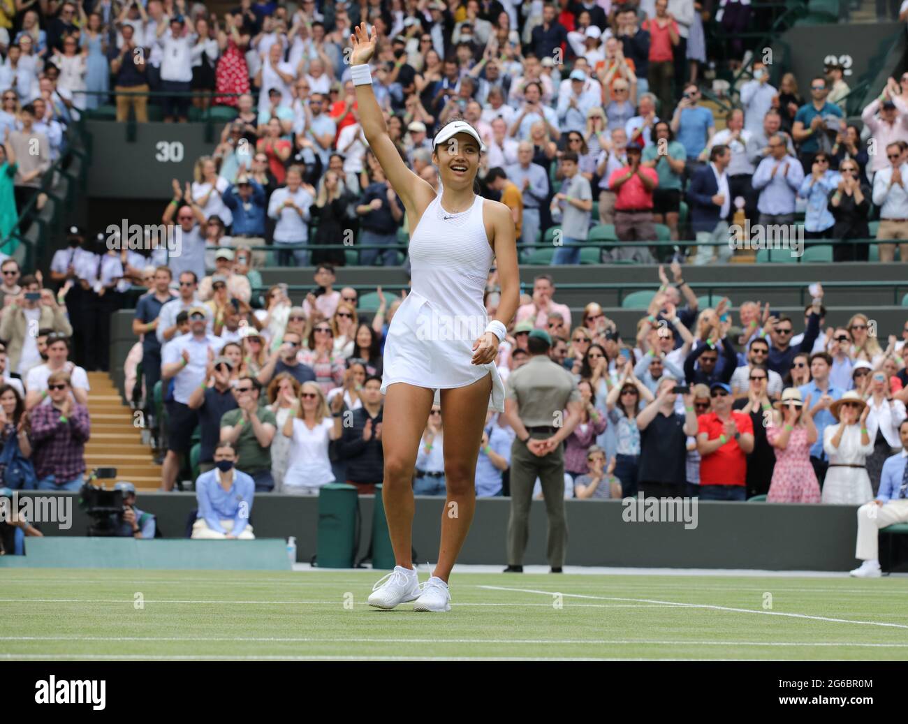 London, Großbritannien. Juli 2021. Emma Raducanu feiert den Sieg über Sorana Cirstea in der dritten Runde. Guthaben Für Wimbledon Day Six: Paul Marriott/Alamy Live News Stockfoto London, Großbritannien. Juli 2021. Emma Raducanu feiert den Sieg über Sorana Cirstea in der dritten Runde. Guthaben Für Wimbledon Day Six: Paul Marriott/Alamy Live News Stockfoto