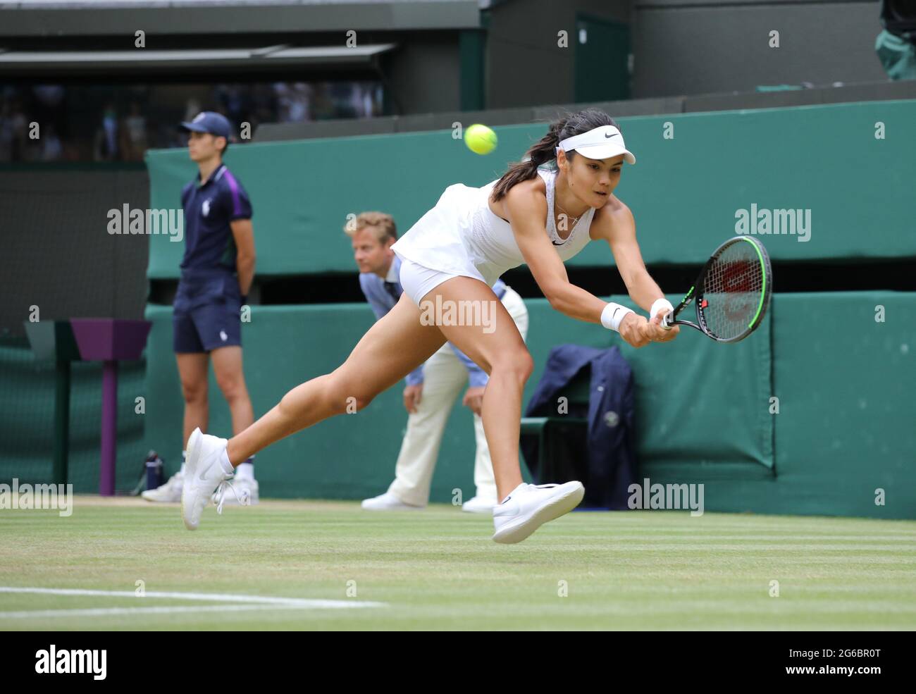 London, Großbritannien. Juli 2021. Emma Raducanu auf dem Weg, Sorana Cirstea in der dritten Runde zu schlagen. Guthaben Für Wimbledon Day Six: Paul Marriott/Alamy Live News Stockfoto London, Großbritannien. Juli 2021. Emma Raducanu auf dem Weg, Sorana Cirstea in der dritten Runde zu schlagen. Guthaben Für Wimbledon Day Six: Paul Marriott/Alamy Live News Stockfoto