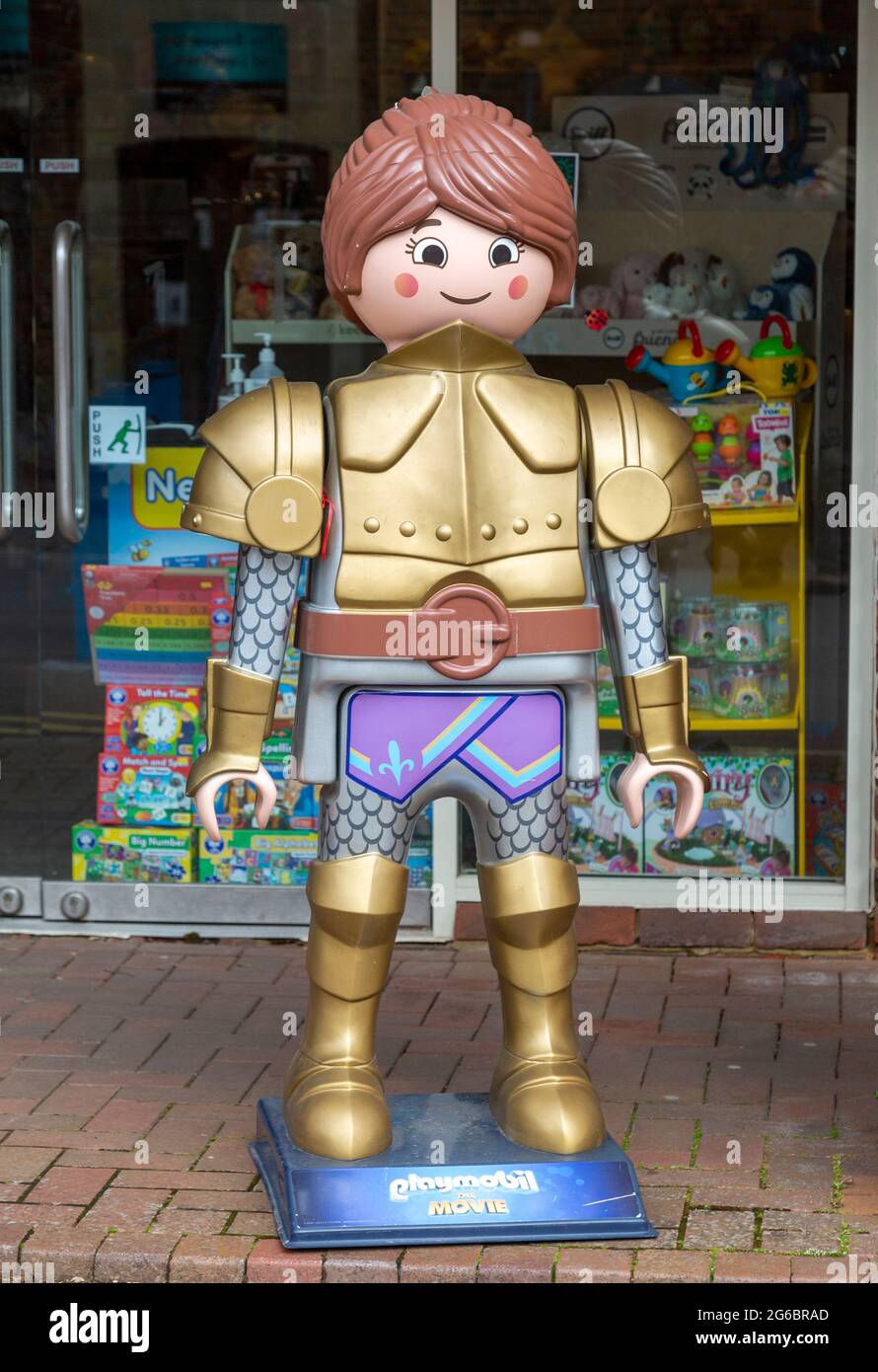 Riesiges Playmobil-Charaktermodell vor dem Spielwarenladen, Marlborough, Wiltshire, England, Großbritannien Stockfoto