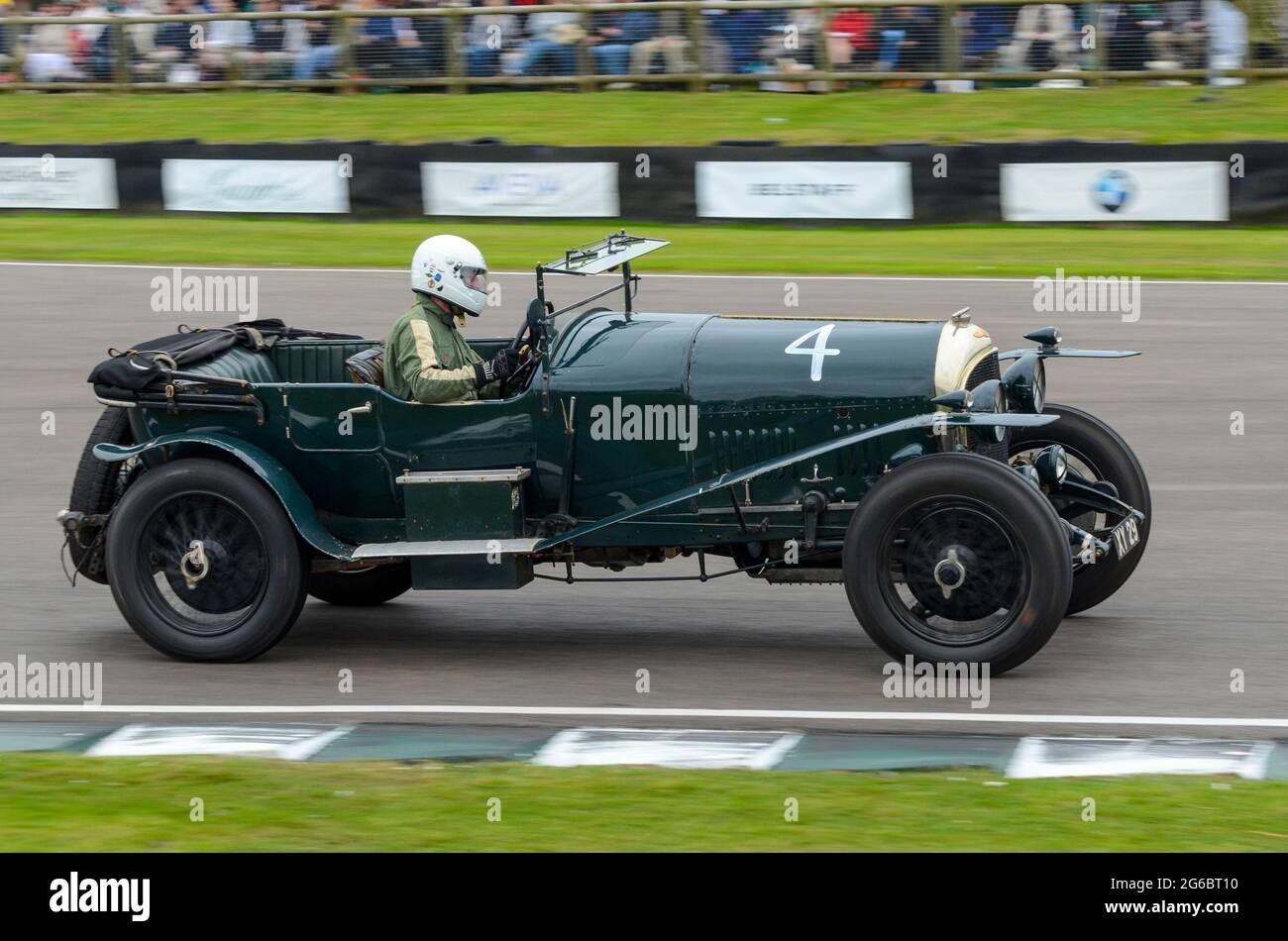 Bentley Speed Model Classic, Oldtimer-Rennwagen, der bei der Brooklands Trophy beim historischen Goodwood Revival-Event in Großbritannien teilnimmt. Angetrieben von Gareth Graham Stockfoto