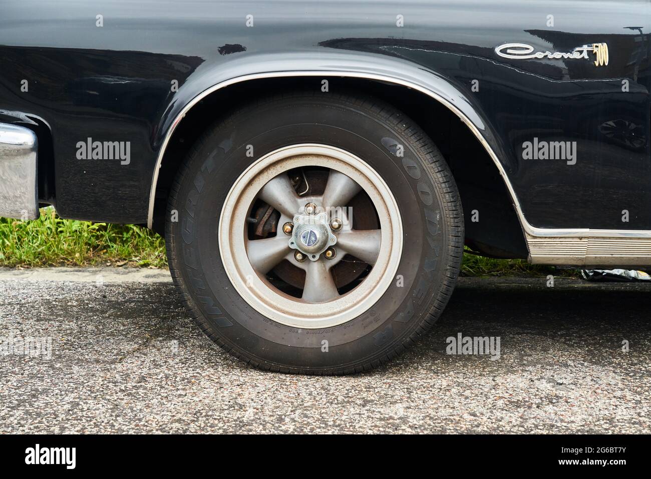 Ramsgate, Vereinigtes Königreich - 29. Juni 2021: Radbogen eines 1965 Dodge Coronet 500 Stockfoto