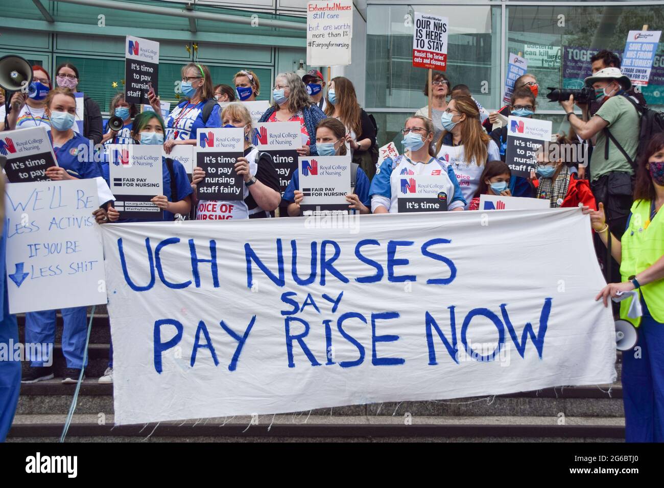 London, Vereinigtes Königreich. 3.. Juli 2021 Demonstranten vor dem Universitätsklinikum. Mitarbeiter und Unterstützer des NHS (National Health Service) marschierten durch das Zentrum Londons und verlangten eine faire Gehaltserhöhung für NHS-Mitarbeiter und allgemein Unterstützung durch den NHS. Stockfoto