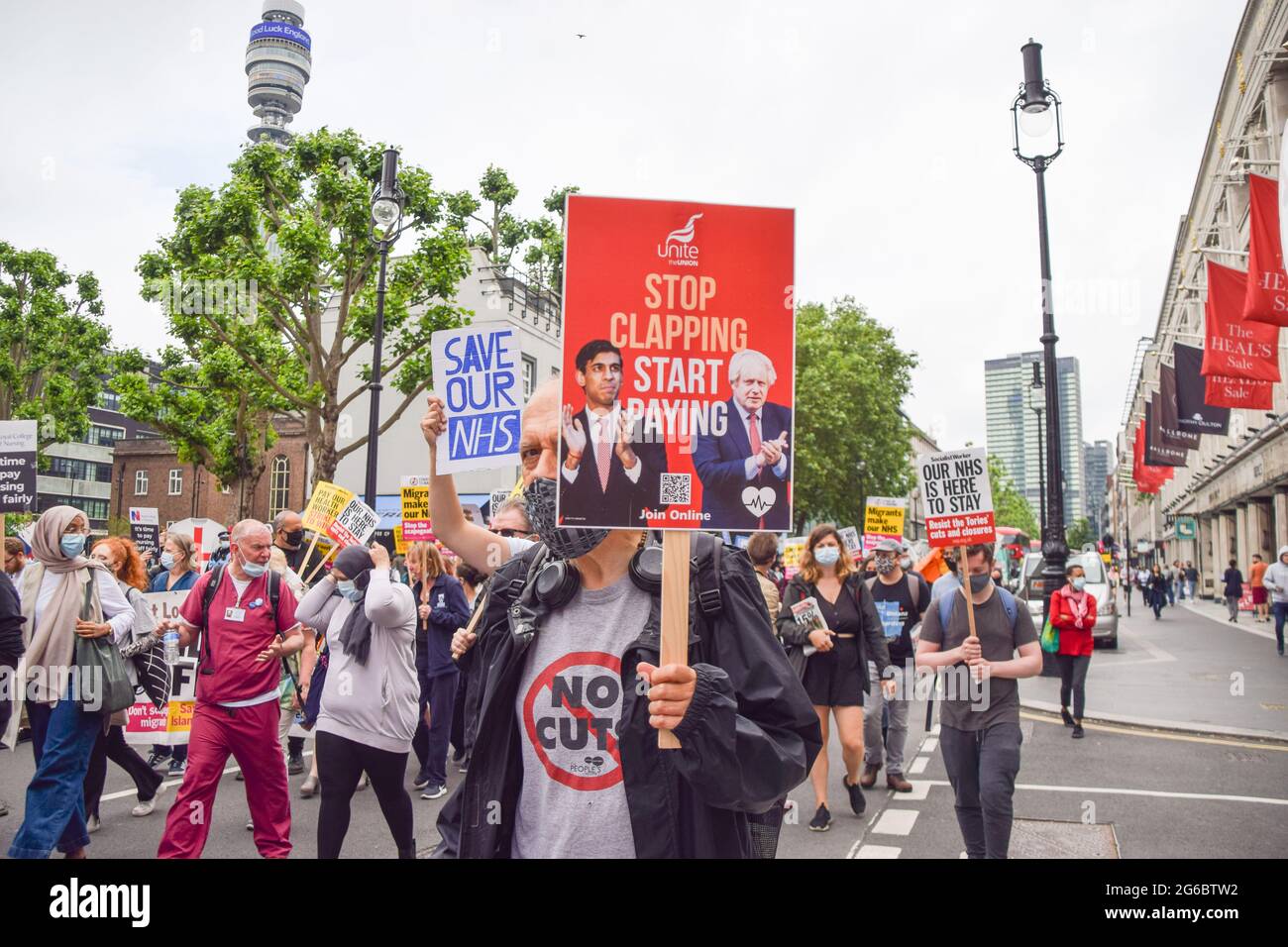 London, Großbritannien. Juli 2021. Demonstranten auf der Tottenham Court Road. Die Beschäftigten und Unterstützer des NHS (National Health Service) marschierten durch das Zentrum Londons und forderten eine faire Lohnerhöhung für das NHS-Personal und allgemeine Unterstützung des NHS. Stockfoto