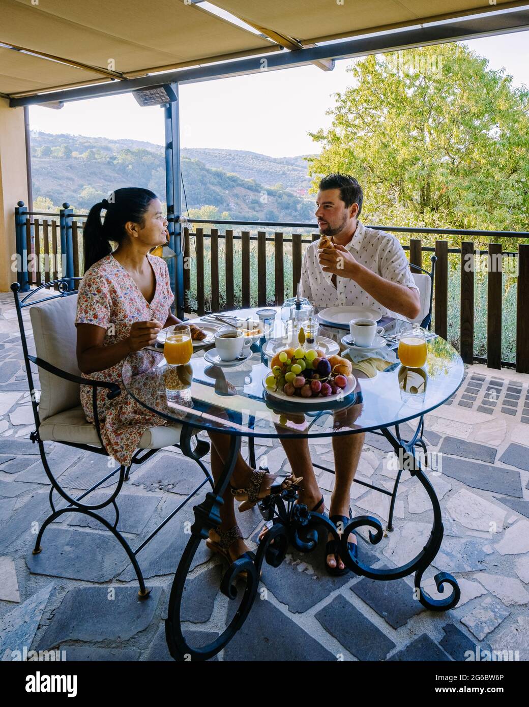 Luxuriöses Landhaus mit Schwimmbad in Italien. Pool und altes Bauernhaus während Sonnenuntergang Mittelitalien. Stockfoto