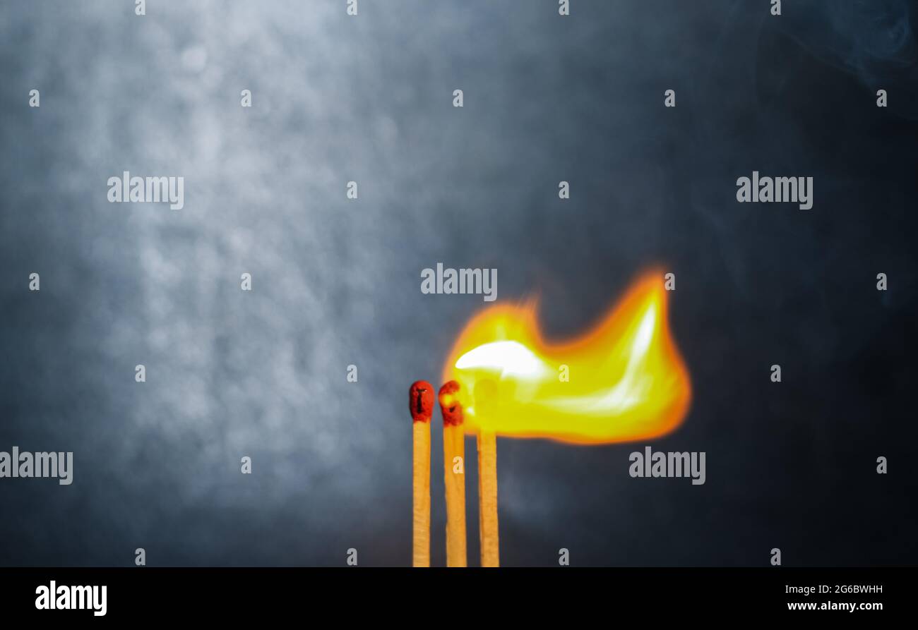 Ich liebe dich auf Match Sticks. Die Matchstick-Kunstfotografie verwendete Matchsticks, um ein Liebeskonzept zu schaffen. Nahaufnahme verbrannter Streichhölzer. Stockfoto
