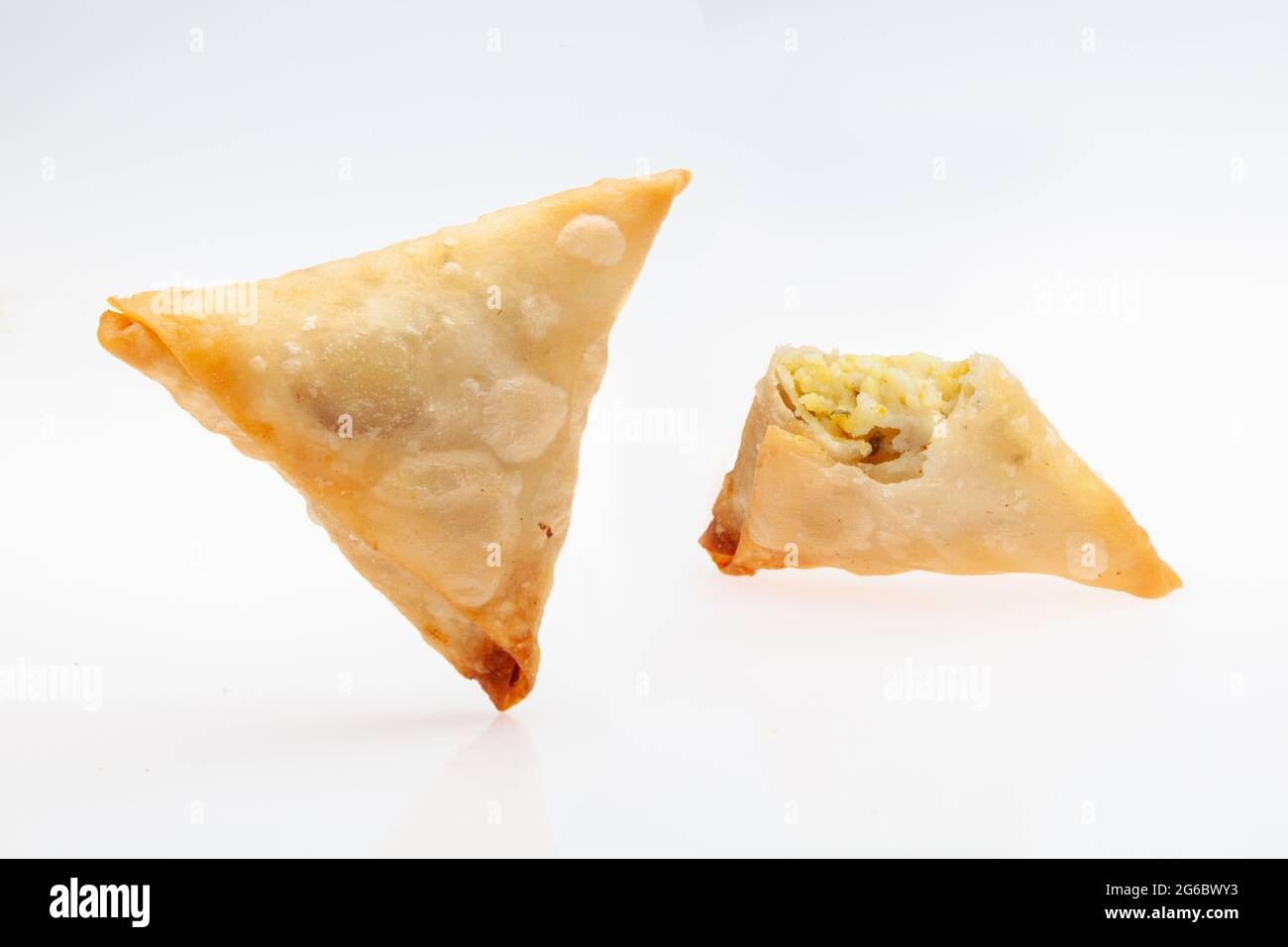 Kartoffelsamosa mit Füllung innen isoliert auf weißem Hintergrund Stockfoto