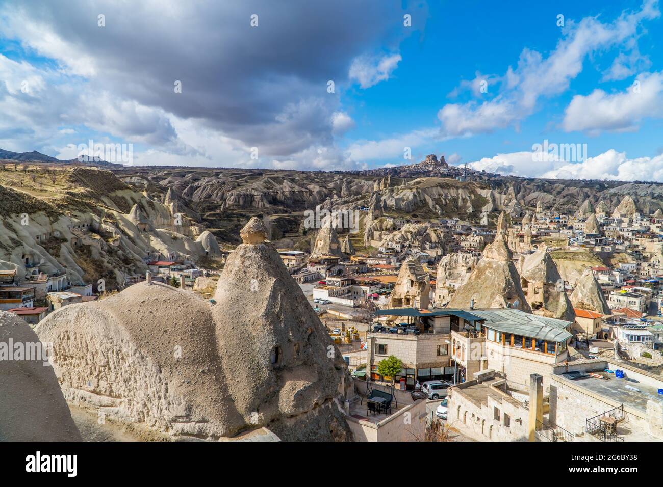 Göreme, Türkei - 20. März 2020 - wunderschöne Panoramasicht auf die Stadt Göreme in Kappadokien, Türkei mit Feenkaminen, Häusern und einzigartigem Felsbrocken Stockfoto