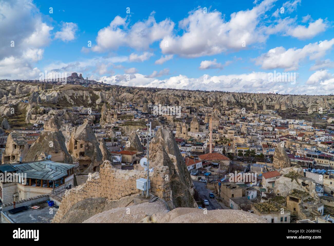 Göreme, Türkei - 20. März 2020 - wunderschöne Panoramasicht auf die Stadt Göreme in Kappadokien, Türkei mit Feenkaminen, Häusern und einzigartigem Felsbrocken Stockfoto