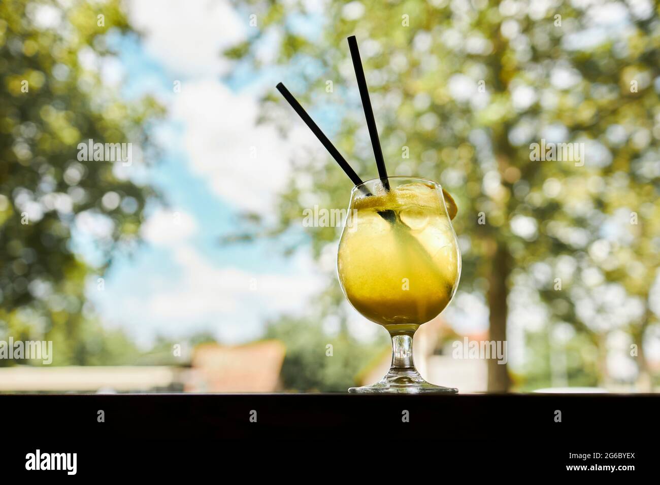 Im Sommer ein Glas erfrischender Cocktail Stockfoto