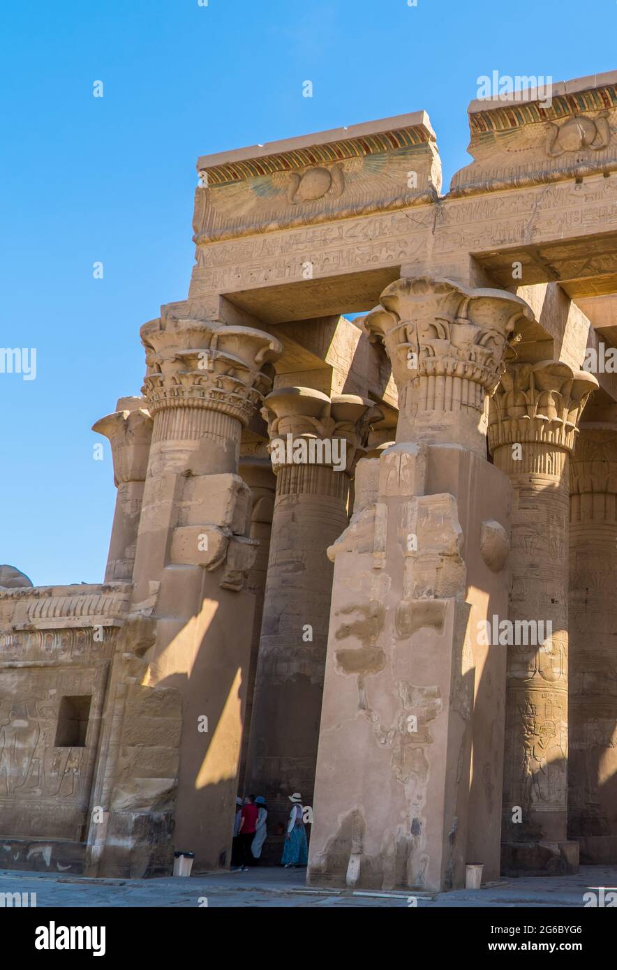 Touristen im Kom Ombo Tempel in Süditegypten Stockfoto