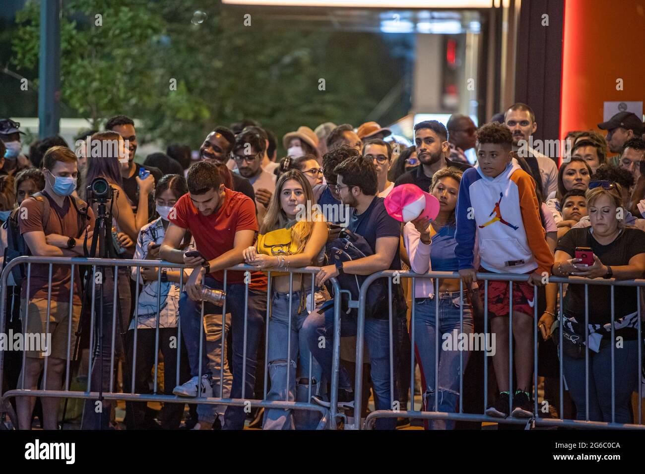 Die Zuschauer warten auf die 45. Jährliche Macy's Feuerwerksvorstellung am 4. Juli auf dem Gantry State Plaza in Long Island City.die diesjährige Feier sollte größer und länger sein und mit 25 Minuten dauern als in den Vorjahren, als ein Beweis für die Verbesserung der Stadt gegenüber COVID-19. Aufgrund der Coronavirus-Pandemie des vergangenen Jahres wurde das Feuerwerk über vier Nächte und mehrere Bezirke verteilt, um Versammlungen zu begrenzen und die Ausbreitung zu verlangsamen. (Foto von Ron Adar / SOPA Images/Sipa USA) Stockfoto
