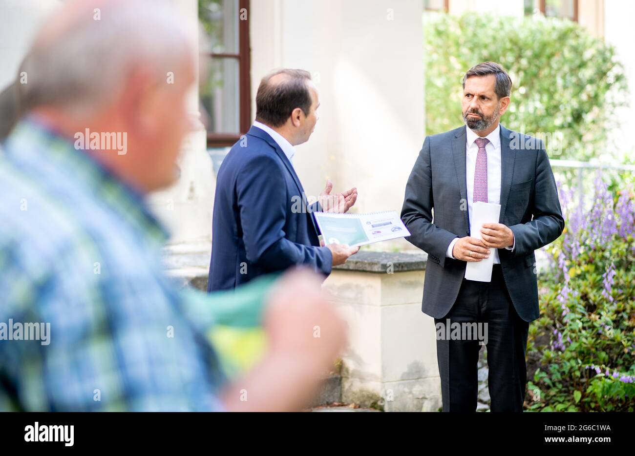 Hannover, Deutschland. Juli 2021. Jörn Ehlers (l.), Vizepräsident Landvolk Niedersachsen, übergibt die Ergebnisse einer repräsentativen Umfrage zu Wölfen an Olaf Lies (SPD), den niedersächsischen Umweltminister. Das Landvolk Niedersachsen hat eine repräsentative Umfrage zum Schutz von Weidevieh und Wölfen in Niedersachsen durchgeführt. Quelle: Hauke-Christian Dittrich/dpa/Alamy Live News Stockfoto
