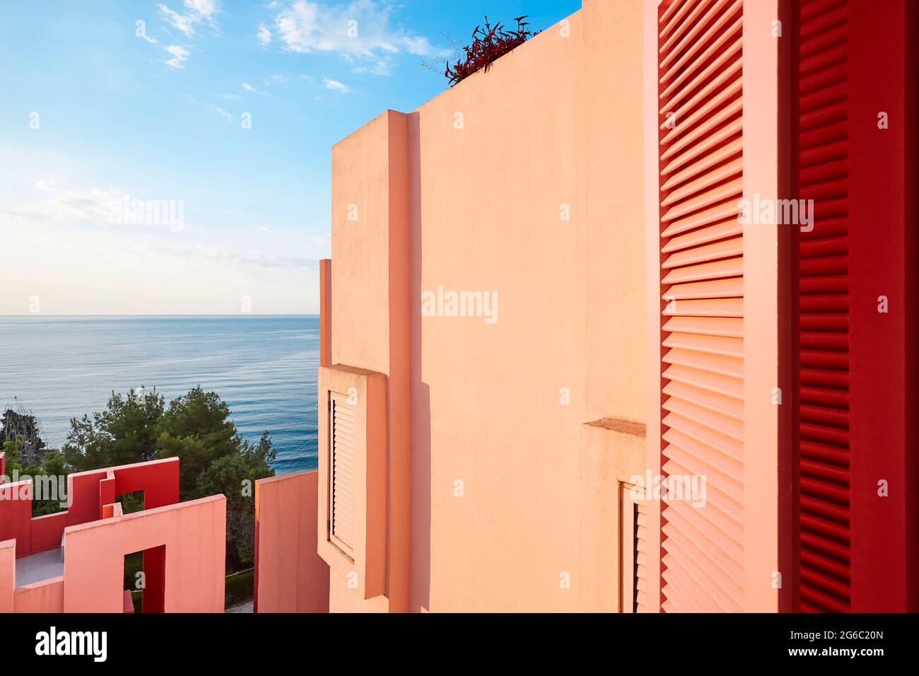 Geometrisches rotes Gebäude. Die rote Mauer, La manzanera. Calpe, Spanien Stockfoto