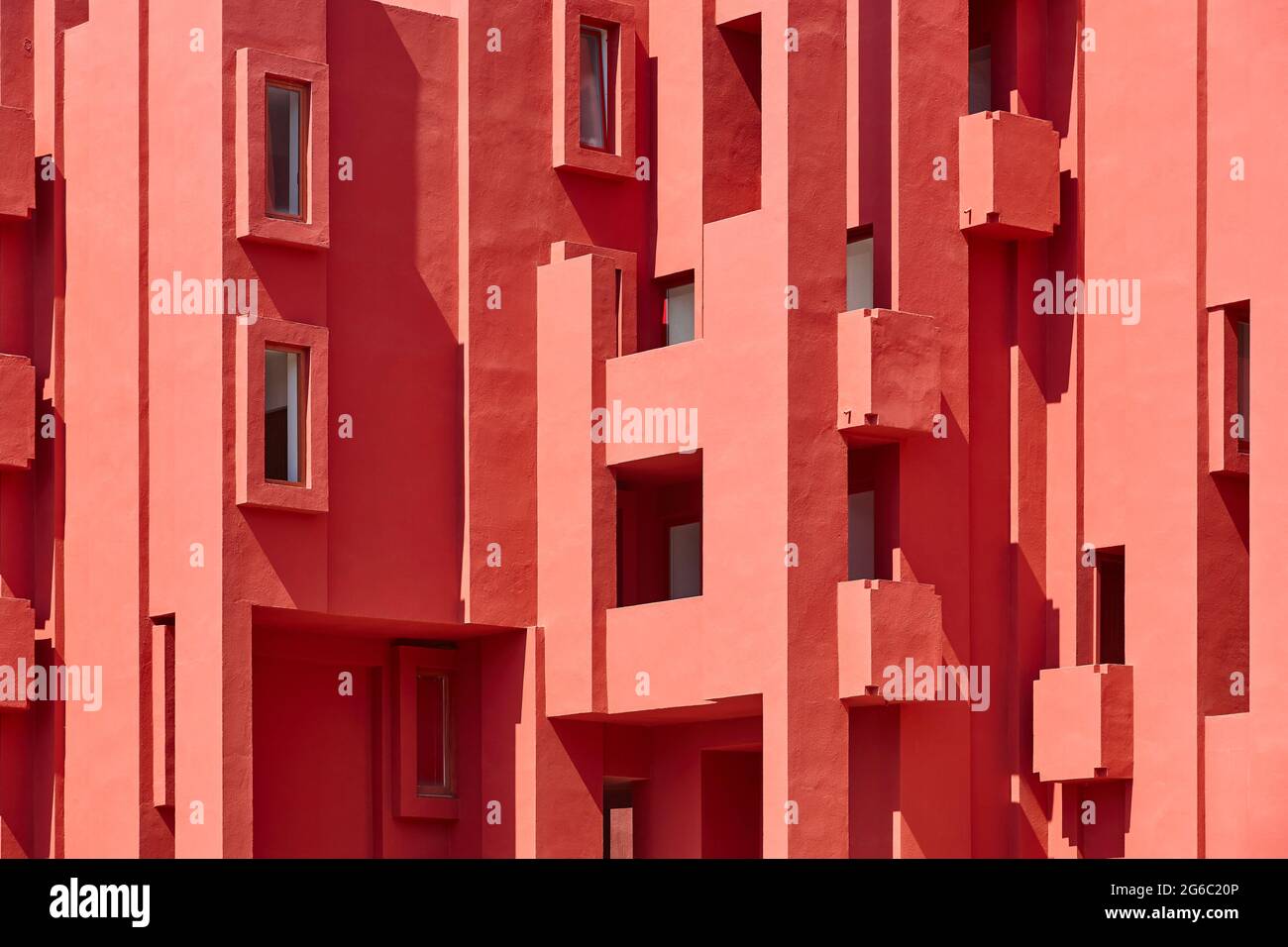 Geometrisches rotes Gebäudedesign. Die rote Mauer, La manzanera. Calpe, Spanien Stockfoto