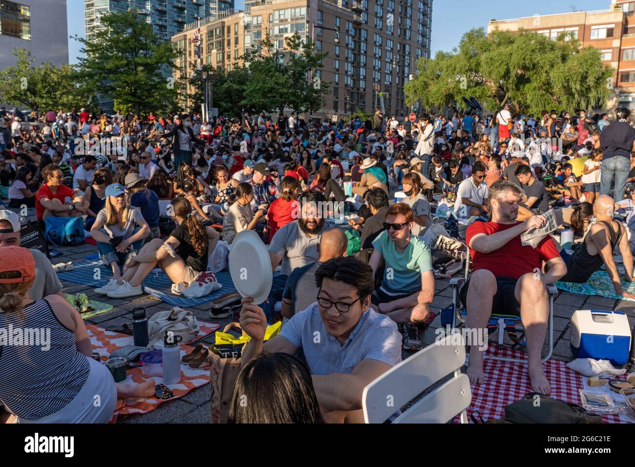 New York, Usa. Juli 2021. Die Zuschauer warten auf die 45. Jährliche Macy's Feuerwerksvorstellung am 4. Juli auf dem Gantry State Plaza in Long Island City.die diesjährige Feier sollte größer und länger sein und mit 25 Minuten dauern als in den Vorjahren, als ein Beweis für die Verbesserung der Stadt gegenüber COVID-19. Aufgrund der Coronavirus-Pandemie des vergangenen Jahres wurde das Feuerwerk über vier Nächte und mehrere Bezirke verteilt, um Versammlungen zu begrenzen und die Ausbreitung zu verlangsamen. Kredit: SOPA Images Limited/Alamy Live Nachrichten Stockfoto