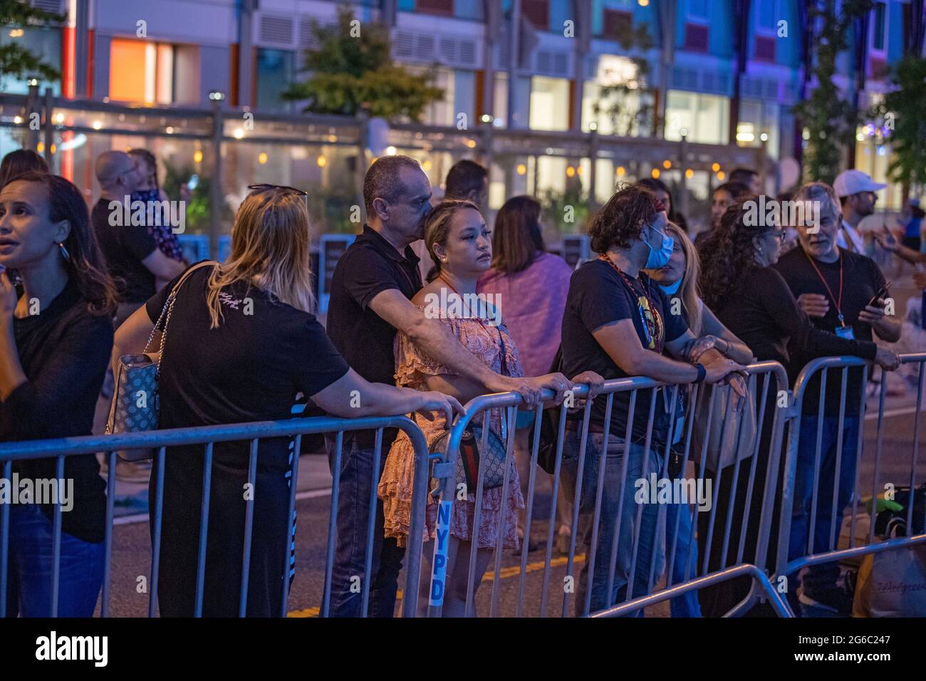 New York, Usa. Juli 2021. Die Zuschauer warten auf die 45. Jährliche Macy's Feuerwerksvorstellung am 4. Juli auf dem Gantry State Plaza in Long Island City.die diesjährige Feier sollte größer und länger sein und mit 25 Minuten dauern als in den Vorjahren, als ein Beweis für die Verbesserung der Stadt gegenüber COVID-19. Aufgrund der Coronavirus-Pandemie des vergangenen Jahres wurde das Feuerwerk über vier Nächte und mehrere Bezirke verteilt, um Versammlungen zu begrenzen und die Ausbreitung zu verlangsamen. Kredit: SOPA Images Limited/Alamy Live Nachrichten Stockfoto