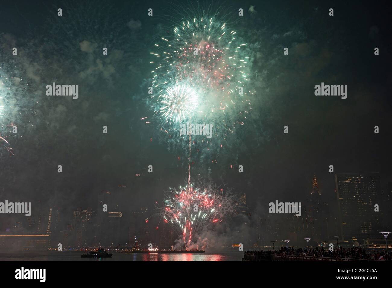 New York, Usa. Juli 2021. Das Feuerwerk explodiert über dem East River während der 45. Jährlichen Macy's Feuerwerksvorstellung am 4. Juli auf dem Gantry State Plaza in Long Island City.die diesjährige Feier sollte größer und länger sein, mit einer Dauer von 25 Minuten als in den Vorjahren, als ein Beweis für die Verbesserung der Stadt gegenüber COVID-19. Aufgrund der Coronavirus-Pandemie des vergangenen Jahres wurde das Feuerwerk über vier Nächte und mehrere Bezirke verteilt, um Versammlungen zu begrenzen und die Ausbreitung zu verlangsamen. Kredit: SOPA Images Limited/Alamy Live Nachrichten Stockfoto