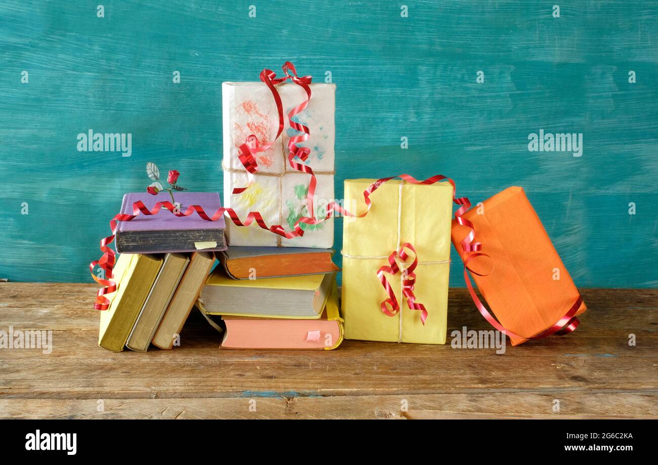 Bücher als Geburtstagsgeschenk, persönliches Geschenk, Lesen, Literatur, Bildung, persönliches Urlaubskonzept Stockfoto