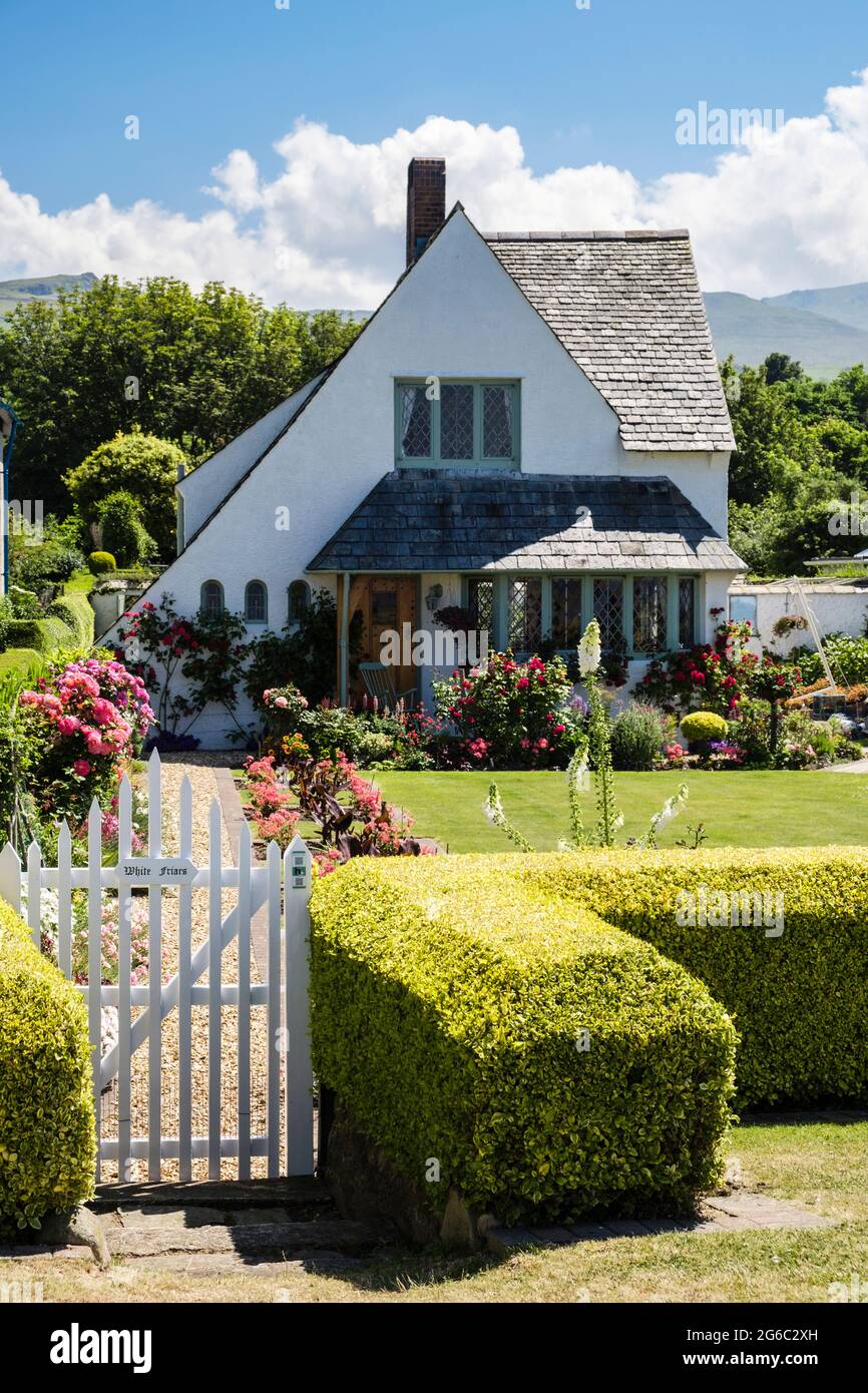 Vorgarten und Whitefriars Cottage, entworfen von Herbert Luck North im Arts and Crafts Stil an der Strandpromenade. Llanfairfechan Conwy Wales Großbritannien Stockfoto