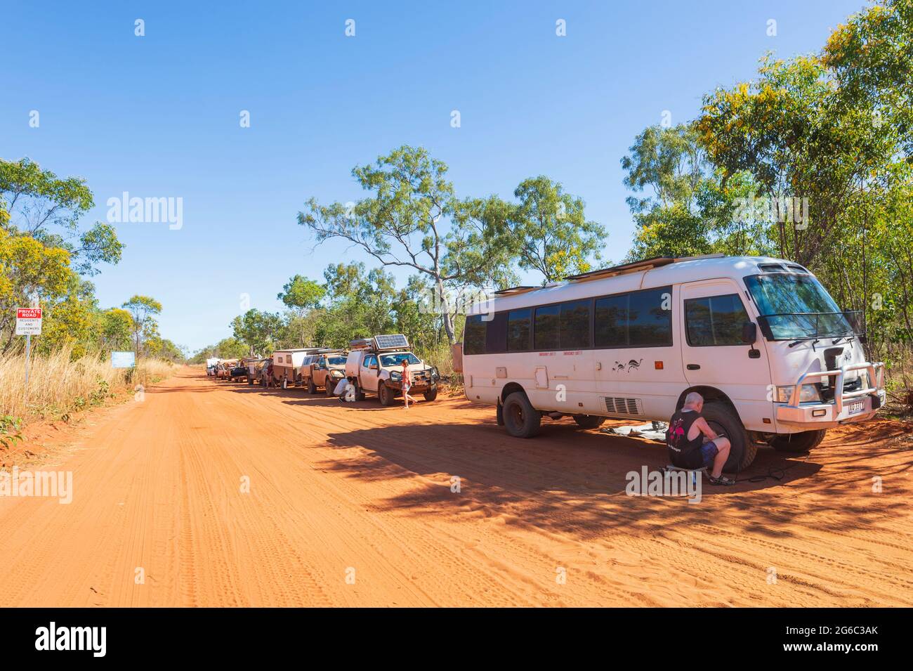 Geländefahrzeuge füllen die Reifen nach dem Autofahren auf einer nicht versiegelten Straße, Dampier Peninsula, Westaustralien, wieder auf Stockfoto