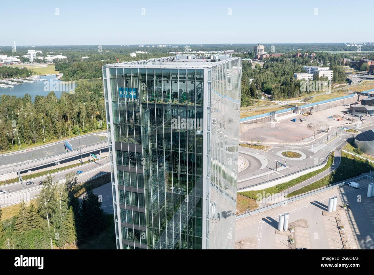 Luftaufnahme des Firmensitzes von Kone im Sommer. Stockfoto